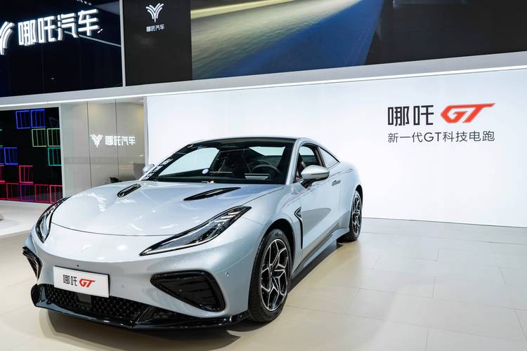 成都123哪吒汽车在智能汽车领域的表现，领途汽车在新能源汽车市场中的影响力